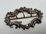une broche ancienne en argent et or, ornée d'un motif décoratif
