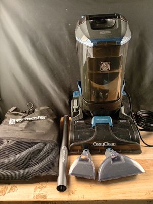un aspirateur posé sur une table à côté d'un sac