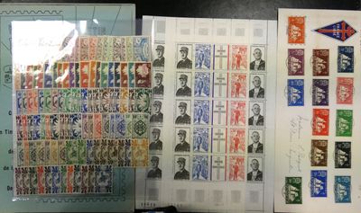 de nombreux timbres exposés sur une table