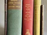 plusieurs livres sont empilés sur une table