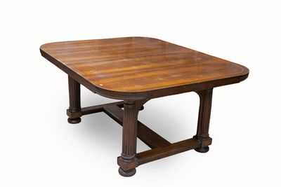 Grande table de salle à manger en noyer sculpté, mouluré et …