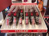 un présentoir de rouges à lèvres en vente dans un magasin