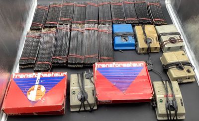 de nombreux types d'équipements électroniques sur un tapis roulant