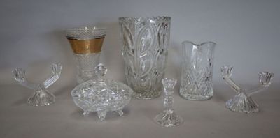 un grand nombre d'objets en verre posés sur une table
