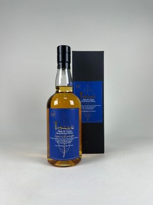 une bouteille de whisky dans un coffret, posée sur une surface blanche