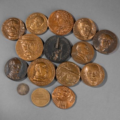 une horloge faite de pièces de monnaie posée sur une table