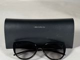 une paire de lunettes posée sur un étui noir