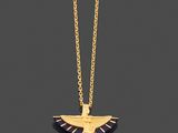 un collier en or orné d'un oiseau