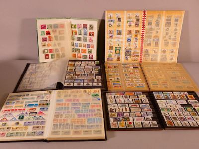 de nombreux types de timbres différents sur les pages d'un livre
