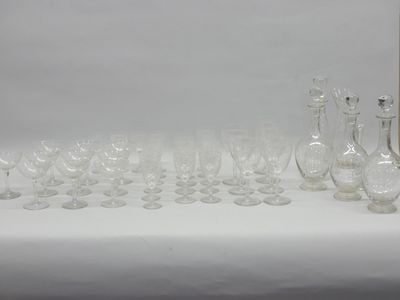 beaucoup de verres à vin vides sur une table