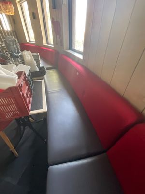 une photo d'un banc rouge et noir dans un restaurant