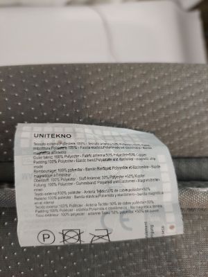 une étiquette au dos d'une chaise sur laquelle est inscrit « untiekno »
