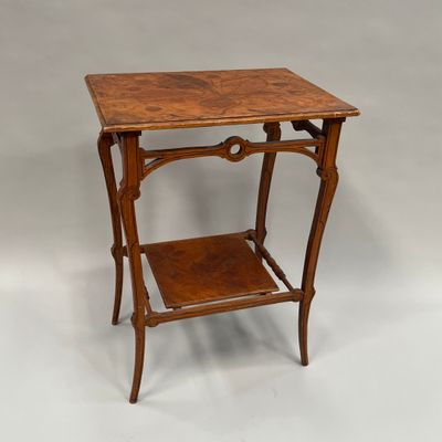 une vieille table en bois surmontée d'une étagère