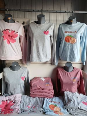 beaucoup de chemises exposées dans un magasin