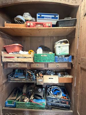 une armoire en bois remplie d'une multitude d'objets divers