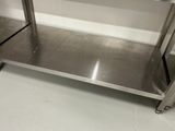une table en acier inoxydable avec un évier dans un coin