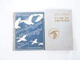 deux livres posés côte à côte sur une table