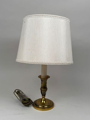 une lampe posée à côté d'une clé sur une table
