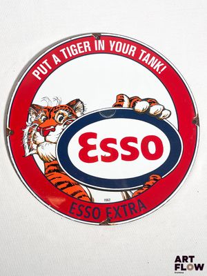 un autocollant sur lequel on peut lire : « Mettez un tigre dans votre réservoir – Esso Extra »