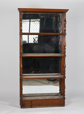 Etagère en bois naturel mouluré et fond de miroirs. Montants…