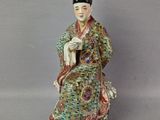 une image représentant une figurine de femme vêtue d'un kimono