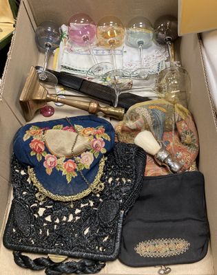 Six verres à pied, sacs et divers.