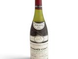 l'image d'une bouteille de vin posée sur une surface blanche