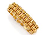 une bague en or jaune ornée de rangées de perles sur fond blanc