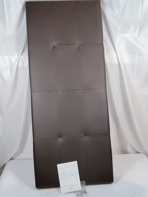 un fauteuil en cuir marron posé sur un drap blanc