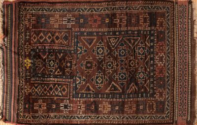 un tapis marron et noir orné d'un motif