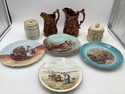 un grand nombre d'assiettes posées sur une table