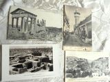 des photos de vieux bâtiments posées sur un lit recouvert d'un drap blanc