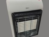 un gros plan d'un radiateur blanc sur fond gris