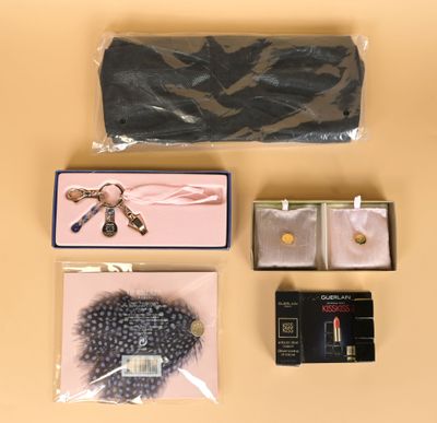 de nombreux objets posés ensemble sur la table