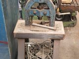 une machine posée sur une table dans une pièce