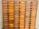 une armoire en bois surmontée de nombreux tiroirs