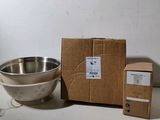 une boîte et un bol posés sur une table à côté d'un carton