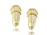 une paire de boucles d'oreilles en or jaune et diamants
