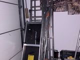 beaucoup de skis et de bâtons de ski dans une pièce