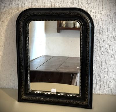 un miroir posé sur une table dans une pièce