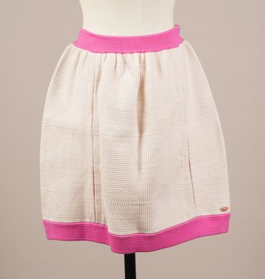 une robe blanche et rose sur un mannequin, un mannequin, un mannequin, un mannequin, un mannequin, un mannequin, un mannequin, un mannequin, un mannequin, un mannequin, un mannequin, un mannequin, un mannequin, un mannequin, un mannequin, un mannequin, un mannequin, un mannequin, un mannequin, un mannequin, un mannequin, un mannequin, un mannequin, un mannequin, un mannequin, un mannequin, un mannequin, un mannequin, un mannequin, un mannequin, un mannequin, un mannequin, un mannequin, un manne