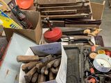 de nombreux outils posés sur une table dans un atelier