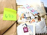 une pile de courrier posée sur une table