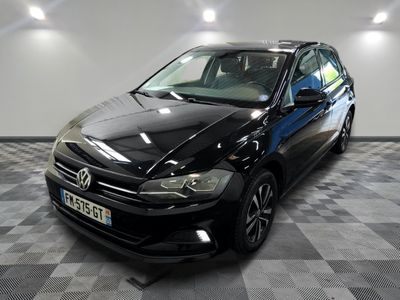 La Volkswagen Golf noire est garée dans le garage.
