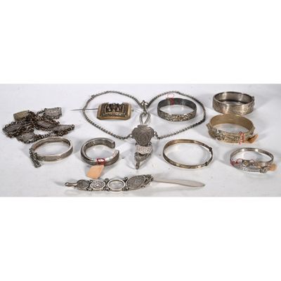 un assortiment de bijoux en argent, comprenant notamment des bracelets, des bagues et d'autres articles
