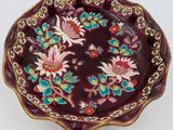 un gros plan d'une assiette violette ornée de fleurs