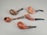 Plusieurs types différents de tabacs à pipe sont alignés sur une table
