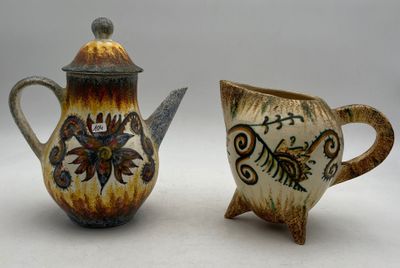 deux théières en céramique posées l'une à côté de l'autre sur une table