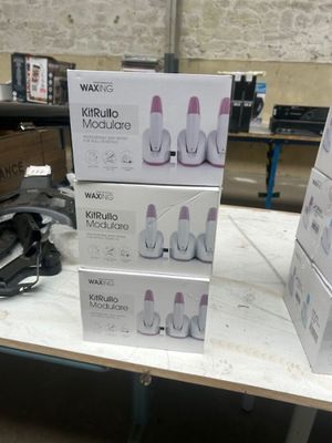 plusieurs boîtes de biberons posées sur une table