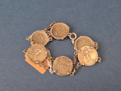 une image représentant un bracelet en or orné de cinq pièces